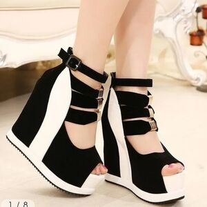 Women's peep toe platform wedge black and white Size 38 (7-7.5US)